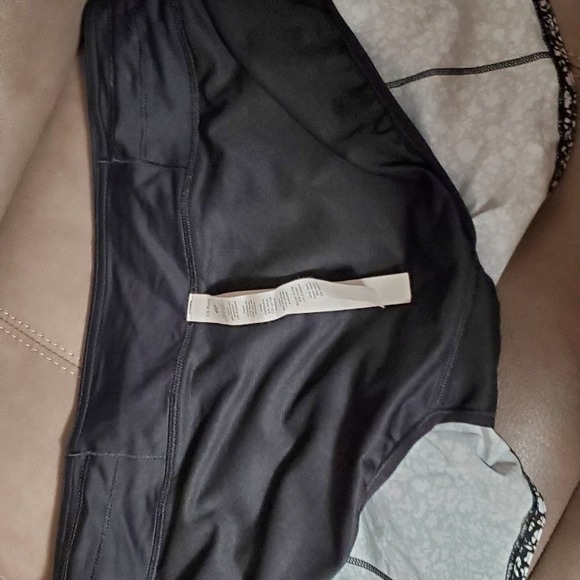 NWOTS LULULEMON speed up shorts, 2.5 inseam - Picture 6 of 8